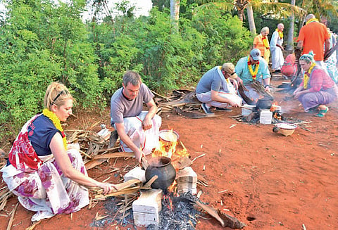 தூத்துக்குடி அருகே ருசிகரம் மண்பானைகளில் பொங்கலிட்டு கொண்டாடிய வெளிநாட்டினர் தமிழர்களின் பாரம்பரிய உடை அணிந்து அசத்தல்