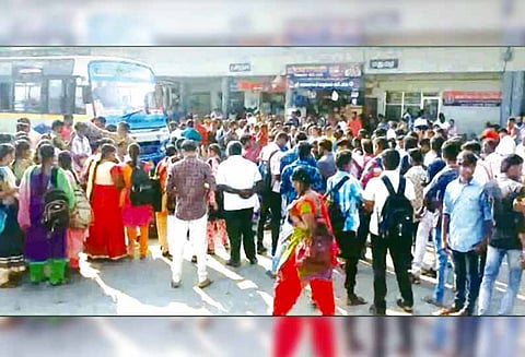 அரசு பஸ்களில் ஏற்ற மறுப்பு, மாணவ, மாணவிகள் மறியல்