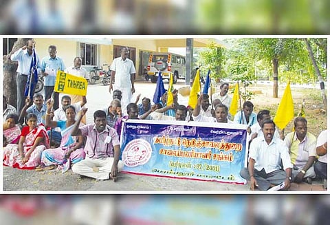 நெடுஞ்சாலைத்துறை உதவி கோட்ட பொறியாளர் அலுவலகத்தில் சாலை பணியாளர்கள் உள்ளிருப்பு போராட்டம்