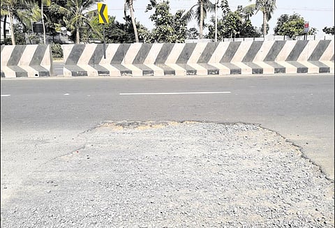 கரசங்கால் அருகே சாலையை சீரமைக்க பொதுமக்கள் கோரிக்கை