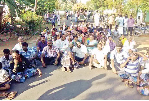 ராசிபுரம் அருகே பட்டணத்தில் பொதுமக்கள் திடீர் சாலை மறியல் புதிய மதுக்கடை திறப்பதற்கு எதிர்ப்பு