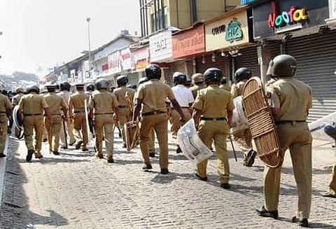 சபரிமலை விவகாரத்தில் வன்முறை தொடர்கிறது: கேரள எம்.பி., எம்.எல்.ஏ. வீடுகளில் குண்டுவீச்சு - போலீசார் கொடி அணிவகுப்பு