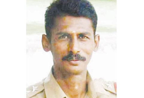 தனி ஆளாக நின்று மறியலில் ஈடுபட்டவர்களை விரட்டிய குமரி சப்-இன்ஸ்பெக்டர்