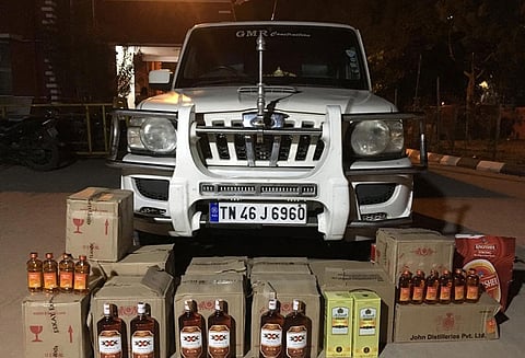 புதுச்சேரியில் இருந்து பெரம்பலூருக்கு காரில் கடத்திய 268 மதுபாட்டில்கள் பறிமுதல் - தமிழக மக்கள் முன்னேற்ற கழக மாவட்ட தலைவர் கைது