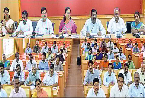 குடும்ப அட்டைதாரர்களுக்கு பொங்கல் பரிசு வழங்குவது குறித்த ஆய்வுக்கூட்டம் - கலெக்டர் தலைமையில் நடைபெற்றது