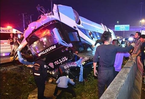 தாய்லாந்தில் மாடி பஸ் கவிழ்ந்து 6 பேர் சாவு