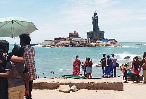 கன்னியாகுமரியில் சுற்றுலா பயணிகள் கூட்டம் அலைமோதியது