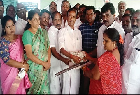 மாவட்டம் முழுவதும் 7¼ லட்சம் குடும்ப அட்டைதாரர்களுக்கு பொங்கல் சிறப்பு பரிசுத்தொகுப்பு - அமைச்சர் சேவூர் எஸ்.ராமச்சந்திரன் வழங்கி தொடங்கி வைத்தார்