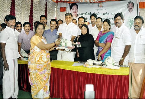 மாவட்டம் முழுவதும் 10 லட்சம் குடும்ப அட்டைதாரர்களுக்கு பொங்கல் சிறப்பு பரிசுத்தொகுப்பு - 2 அமைச்சர்கள் தொடங்கி வைத்தனர்