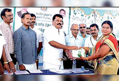 ஓசூர் அருகே குடும்ப அட்டைதாரர்களுக்கு பொங்கல் பரிசுத்தொகுப்பு - அமைச்சர் பாலகிருஷ்ணரெட்டி வழங்கினார்