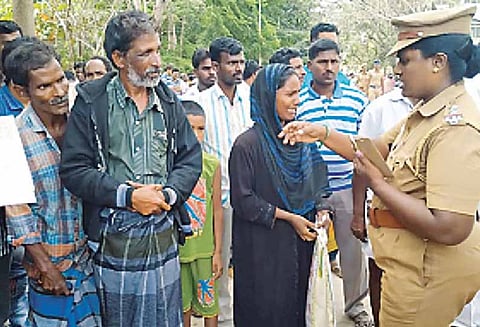 போலீஸ் சோதனையையும் மீறி ஒரே குடும்பத்தை சேர்ந்த 8 பேர் தீக்குளிக்க முயற்சி