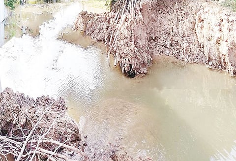 சீரமைக்கப்பட்டு 2 நாட்களில் மீண்டும் குழாய் உடைந்து வீணாகும் குடிநீர் பொதுமக்கள் மறியலில் ஈடுபட முயற்சி