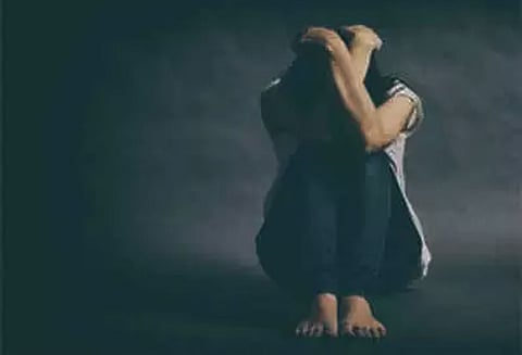 சக ஊழியர்கள் தொல்லையால் தற்கொலை முயற்சி: விஷம் குடிப்பதை முகநூலில் நேரலையாக பதிவேற்றிய பெண் - நண்பர்கள் துரிதமாக செயல்பட்டு மீட்டனர்