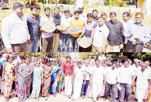 தார்சாலை அமைக்க கோரி, கலெக்டர் அலுவலகத்துக்கு ஜல்லிக்கற்கள், சிமெண்டு கலவையுடன் வந்து மனு