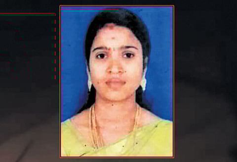 ராஜீவ்காந்தி அரசு பொது மருத்துவமனையில் டாக்டர் என்று கூறி நோயாளியிடம் பணம் பறிப்பு திருத்தணியை சேர்ந்த இளம்பெண் கைது