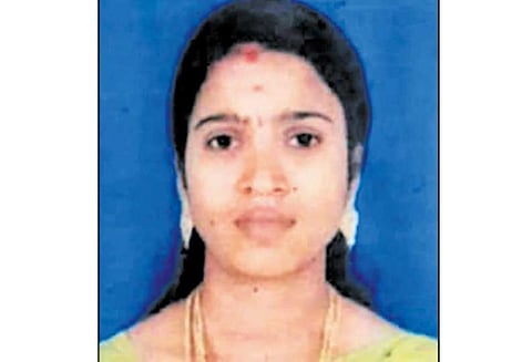 ராஜீவ்காந்தி அரசு பொது மருத்துவமனையில் டாக்டர் என்று கூறி நோயாளியிடம் பணம் பறிப்பு திருத்தணியை சேர்ந்த இளம்பெண் கைது