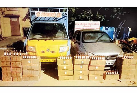 விழுப்புரம் அருகே வாகனங்களில் கடத்த முயன்ற 1,536 மதுபாட்டில்கள் பறிமுதல்
