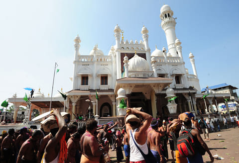 சபரிமலையில் வாபர் மசூதிக்கு செல்ல முயன்ற பெண்கள் உள்பட 6 தமிழர்கள் கைது - கேரள போலீசார் நடவடிக்கை