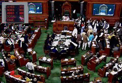 பொருளாதார ரீதியாக நலிந்த பொதுப்பிரிவினருக்கு 10 சதவீத இடஒதுக்கீடு வழங்கும் மசோதா மக்களவையில் நிறைவேறியது - அ.தி.மு.க. வெளிநடப்பு