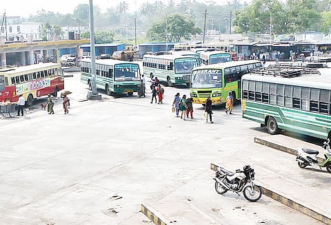 தொழிற்சங்கங்களின் வேலைநிறுத்தம் எதிரொலி கேரளா செல்லும் பஸ்கள் 2–வது நாளாக குமரி எல்லையில் நிறுத்தம்