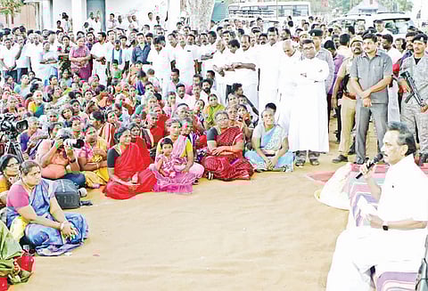 திருவாரூரில், தி.மு.க. சார்பில் ஊராட்சி சபை கூட்டம் தரையில் அமர்ந்து பொதுமக்கள் குறைகேட்டார், ஸ்டாலின்
