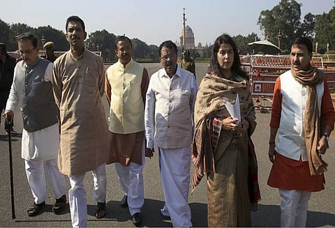 சபரிமலை விவகாரம்: ஜனாதிபதியுடன் பா.ஜனதா தலைவர்கள் சந்திப்பு - கேரள அரசு மீது புகார்