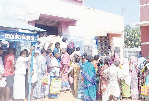 கோர்ட்டு உத்தரவு எதிரொலி: கறம்பக்குடி ரேஷன் கடை முன்பு திரண்ட பொதுமக்கள் தள்ளு, முள்ளு-பதற்றம்