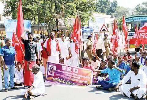 கோரிக்கைகளை வலியுறுத்தி குளித்தலையில் தொழிற்சங்கத்தினர் மறியல் 78 பேர் கைது