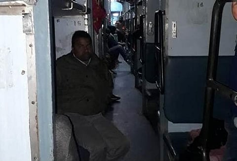 டெல்லி-பாகல்பூர் எக்ஸ்பிரெசின் சங்கிலியை இரவில் இழுத்து நிறுத்தி கொள்ளை அடித்த கும்பல்