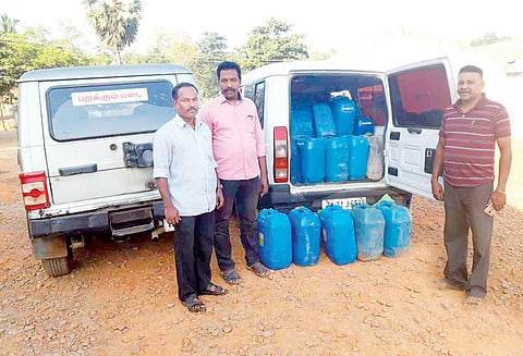 இனயம் அருகே காரில் கடத்தப்பட்ட 1,500 லிட்டர் மண்எண்ணெய் பறிமுதல்
