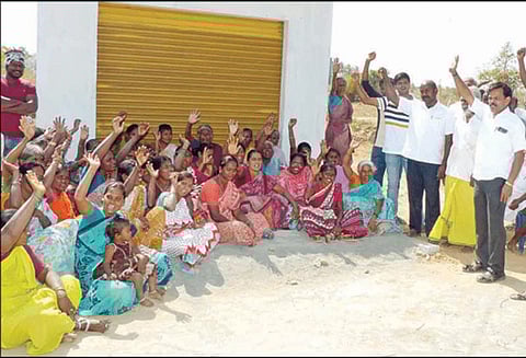 புதிய மதுக்கடை அமைக்க எதிர்ப்பு: பொதுமக்கள் தர்ணா போராட்டம்