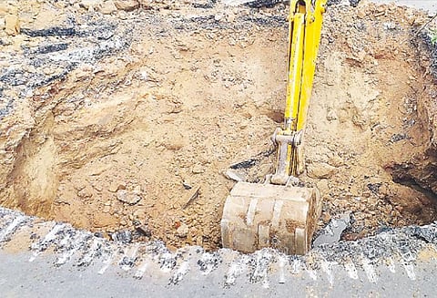 மயிலாடுதுறையில், தரங்கம்பாடி சாலையில் பாதாள சாக்கடை குழாய் உடைந்து 15 அடி ஆழத்திற்கு சாலை உள்வாங்கியது