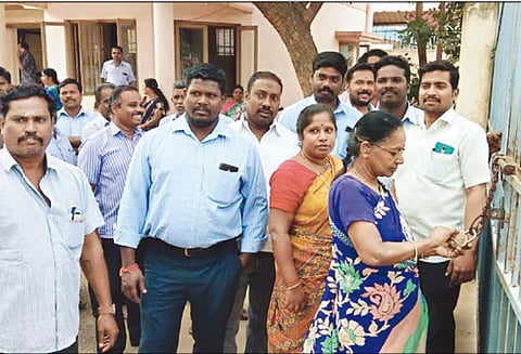 கோரிக்கைகளை வலியுறுத்தி வடிசாராய ஆலை தொழிலாளர்கள் வேலை நிறுத்தம் உற்பத்தி பாதிப்பு