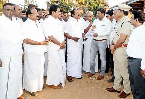 ஈரோட்டில் ஜல்லிக்கட்டு நடைபெறும் இடத்தை அமைச்சர்கள் ஆய்வு