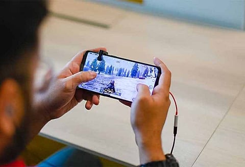 மொபைல் போனில் 10 நாட்கள் தொடர்ந்து கேம் விளையாடியவருக்கு நேர்ந்த கதி?