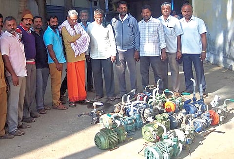 விதிமுறைகளை மீறி குடிநீர் குழாய்களில் பொருத்திய 42 மின் மோட்டார்கள் பறிமுதல் நகராட்சி அதிகாரிகள் நடவடிக்கை