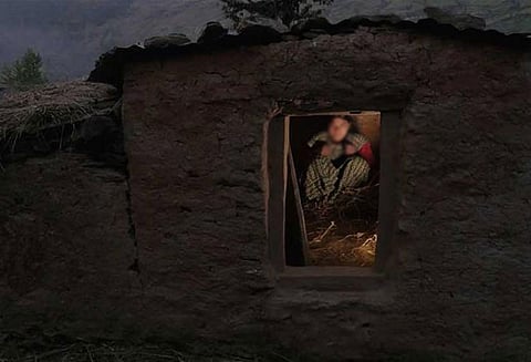 நேபாளத்தில் சோகம் : வீட்டை விட்டு ஒதுக்கி வைக்கப்பட்ட பெண் 2 மகன்களுடன் சாவு