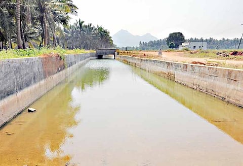 தேனி அருகே புதிதாக கட்டப்பட்ட ரெயில்வே சுரங்கப்பாதையில் தேங்கி நிற்கும் தண்ணீர்