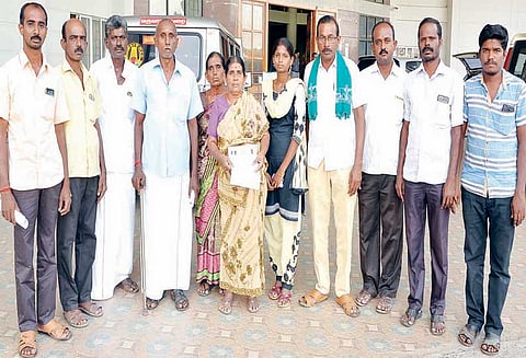 வழித்தடத்தை மீட்டுத்தர நடவடிக்கை எடுக்க வேண்டும்; கட்சி சார்பற்ற விவசாயிகள் சங்கத்தினர் மனு