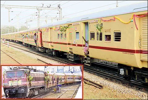 வாரத்தில் 2 நாட்கள் இயக்கப்படும் திருச்சி-ஹவுரா எக்ஸ்பிரஸ் ரெயில் ரூ.60 லட்சம் செலவில் புதுப்பிப்பு முதல் சேவையை தொடங்கியது