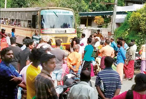 மார்த்தாண்டம் அருகே ஊழியர் மீதான தாக்குதலுக்கு எதிர்ப்பு: பொங்கல் பரிசு வழங்காமல் ரேஷன் கடைகளை பூட்டிய ஊழியர்கள் - பஸ்சை சிறைபிடித்து பொதுமக்கள் போராட்டம்