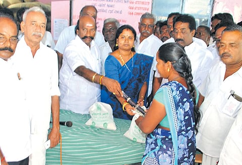 போந்தூர், உத்திரமேரூரில் ரேஷன் கார்டுதாரர்களுக்கு பொங்கல் பரிசுத்தொகுப்பு