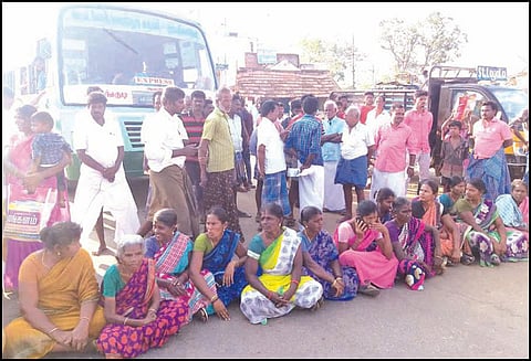 போஸ்நகர், கொத்தகோட்டையில் நிவாரண பொருட்கள் வழங்ககோரி பொதுமக்கள் சாலை மறியல் போக்குவரத்து பாதிப்பு