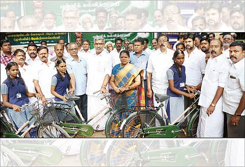 17 பள்ளிகளை சேர்ந்த மாணவ-மாணவிகளுக்கு ரூ.1¾ கோடி மதிப்பில் விலையில்லா சைக்கிள் அமைச்சர்கள் வழங்கினர்