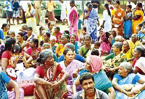 நிவாரண பெட்டகம் வழங்க வலியுறுத்தி கிராம மக்கள் சாலை மறியல் போக்குவரத்து பாதிப்பு