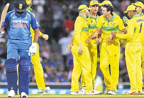 ஆஸ்திரேலிய அணிக்கு எதிரான முதலாவது ஒரு நாள் போட்டியில் இந்தியா தோல்வி - ரோகித் சர்மாவின் சதம் வீண்