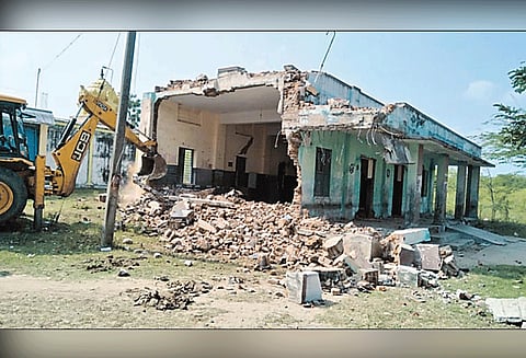 மேற்கூரை இடிந்து விழுந்த விவகாரம்: அரசு பள்ளி கட்டிடம் இடித்து அகற்றம்