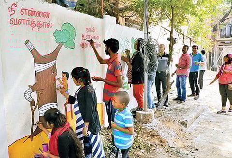 சுற்றுச்சூழலை பாதுகாக்கும் வகையில் அரசு பள்ளிகள், பஸ் நிலையங்களில் விழிப்புணர்வு ஓவியம் தன்னார்வ அமைப்பினர் புதிய முயற்சி