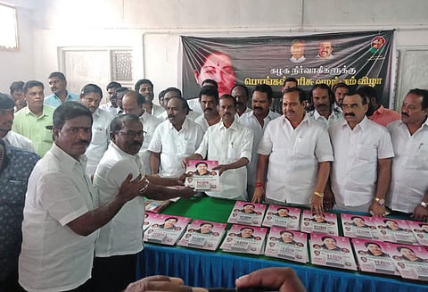 திருவண்ணாமலை நகர அ.தி.மு.க. சார்பில் கட்சி நிர்வாகிகளுக்கு வேட்டி, சேலை அமைச்சர் சேவூர் எஸ்.ராமச்சந்திரன் வழங்கினார்