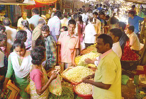 வேலூர் பஜாரில் பொங்கல் பொருட்கள் வாங்க குவிந்த பொதுமக்கள்